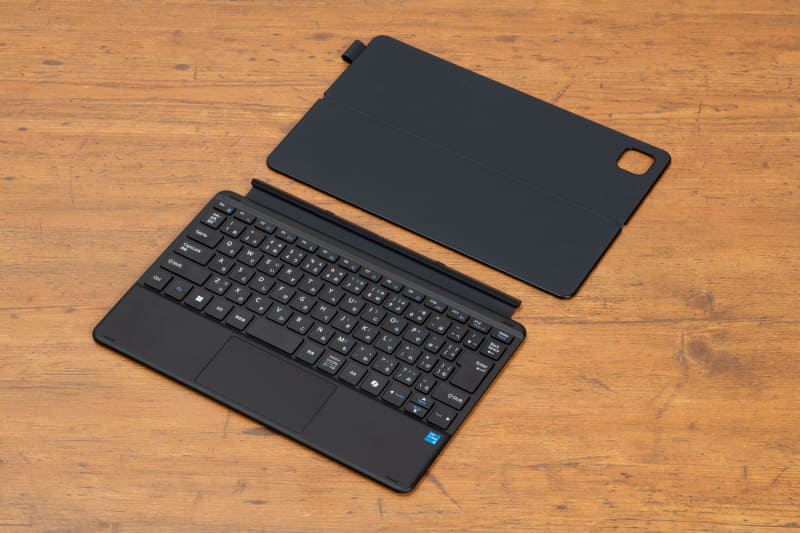 カバーを兼ねるタッチパッド付きキーボードが標準で付属