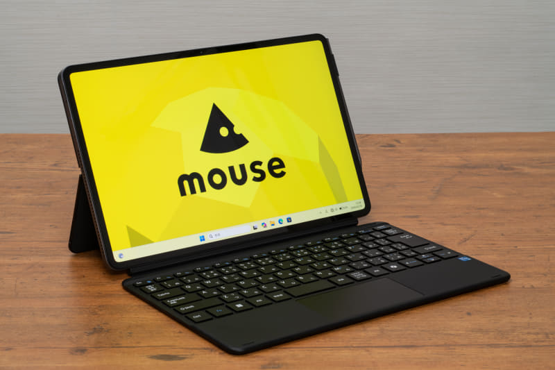 カバーを兼ねるタッチパッド付きキーボードが標準で付属