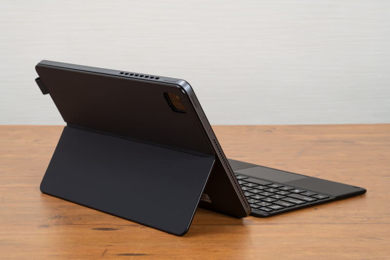 開いてスタンドを立てればノートPCスタイルに