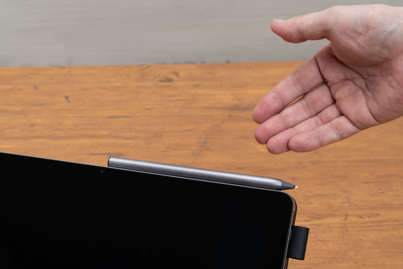 スタイラスペンはマグネットでくっつけておけるのでセットで持ち運ぶのも楽