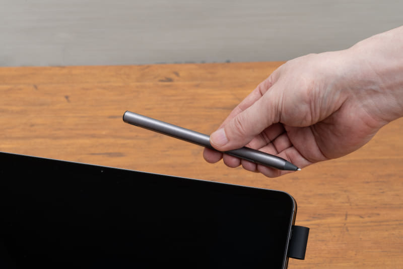 スタイラスペンはマグネットでくっつけておけるのでセットで持ち運ぶのも楽