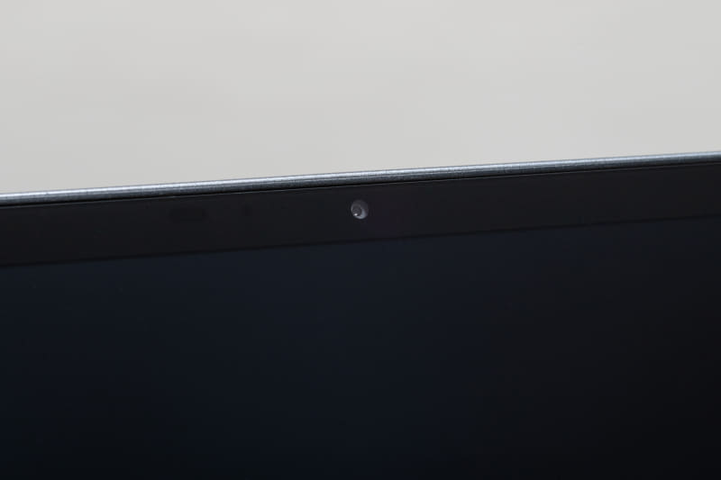 前面には500万画素のWebカメラ