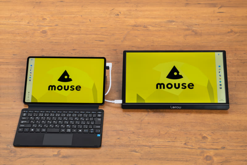 タスクバーをmouse M2本体のディスプレイでは左に、外部モニターでは右に置いてみた