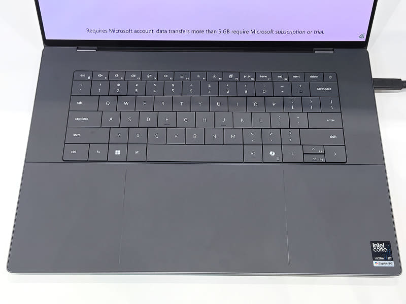 物理ファンクションキーが復活したキーボードや、パームレストとの“境界線”が分かりやすくなったタッチパッドも必見