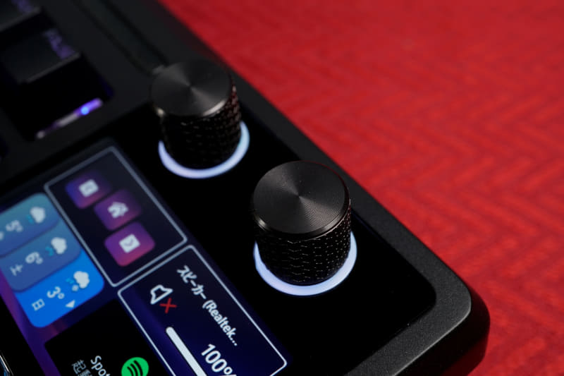 2つのダイヤルを装備。ハードウェアモードでは、これを回すか押すとテンキーとファンクションキーに切り替わる