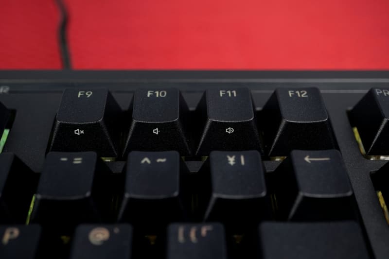 一部のキーの手前にはファンクションキーとしての刻印も