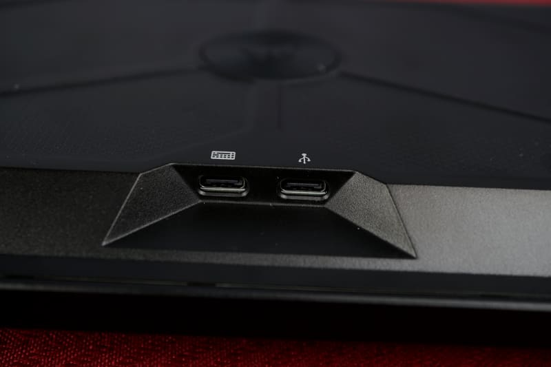 USB Type-Cが2つあり、1つはキーボード用、もう1つはパススルーのアウト