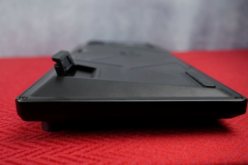 スタンドで3段階に角度を調節可能