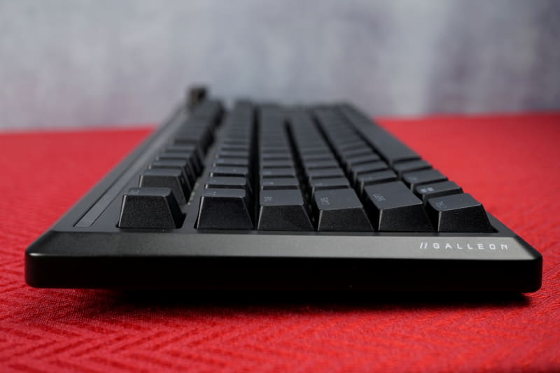 スタンドで3段階に角度を調節可能