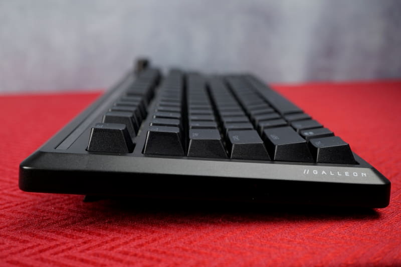 スタンドで3段階に角度を調節可能