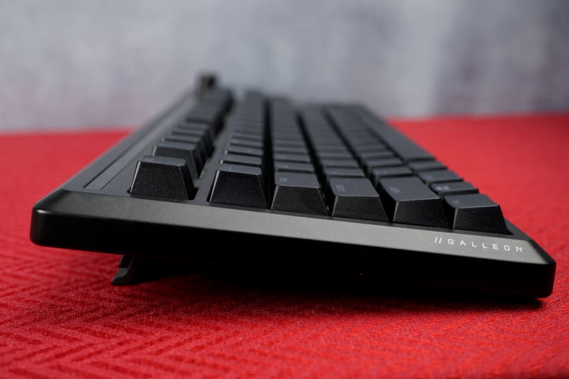 スタンドで3段階に角度を調節可能