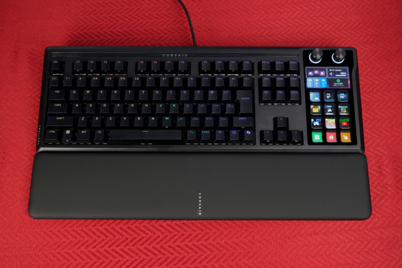 マグネット内蔵パームレストが付属する