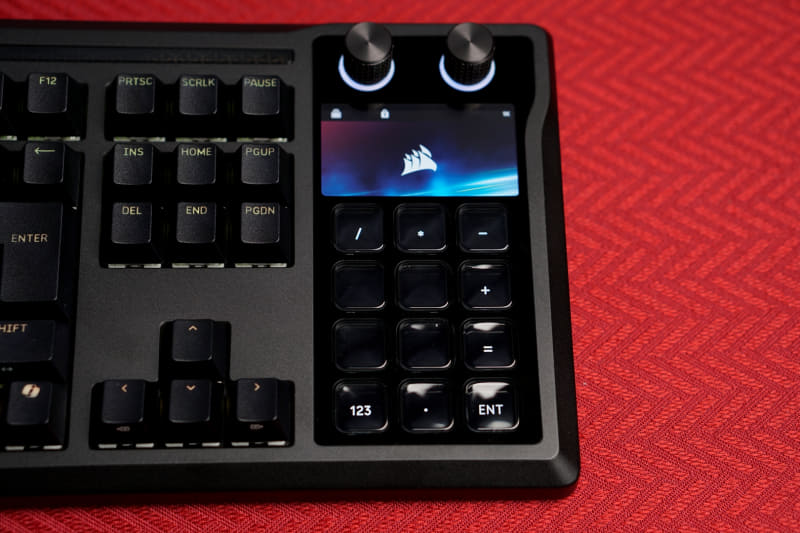 テンキー時に左下のボタンを押すと、演算記号に変わる。なお、評価機では「=」が表示されているが、日本向けの出荷時にはこれはなくなる予定で、Enterで代用する