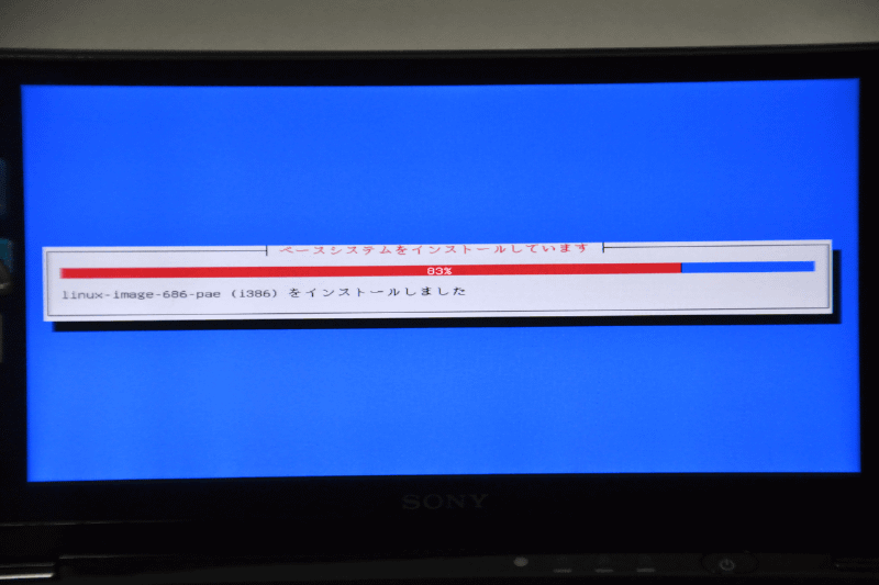 インストール進行中。32bit版なので「i386」という文字が見える