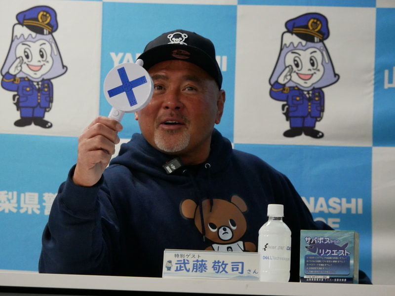 武藤氏も○×の札を挙げてクイズに参加