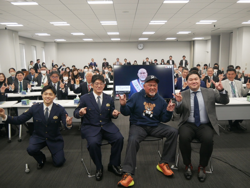 参加者全員で武藤氏の「プロレスLOVEポーズ」で記念撮影した