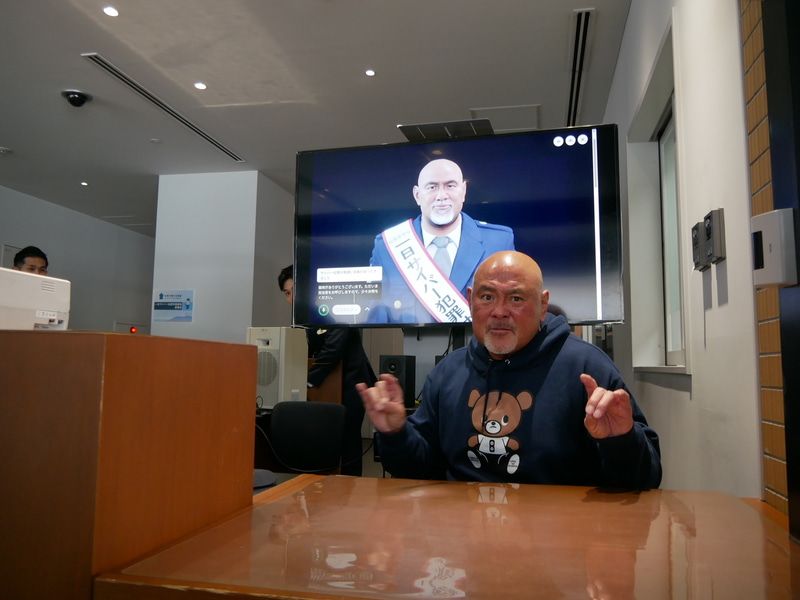 ここでも報道陣の要望に応じてポーズを取ってくれた