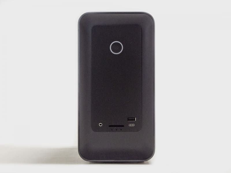 前面。電源ボタン、USB 3.2 Gen 1、USB 3.2 Gen 1 Type-C、3-in-1カードリーダ(下にステータスLED)、3.5mmジャック