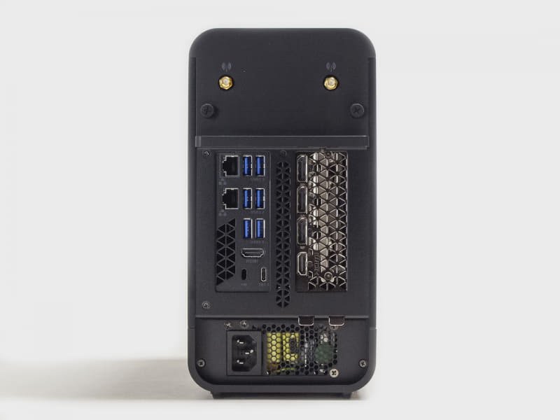 背面。USB 3.2 Gen 2 4基、USB 3.2 Gen 1 2基、Gigabit Ethernet、5Gigabit Ethernet、HDMI、Thunderbolt 4。GPU側にDisplayPort 3基とHDMI。上にアンテナ用のコネクタ。上部下側にあるネジ2つ外すとトップ/左右パネルが外れる仕掛け