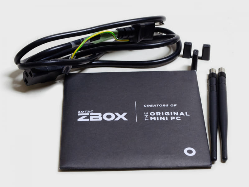 付属品。電源ケーブル、マニュアル、Wi-Fi用アンテナ