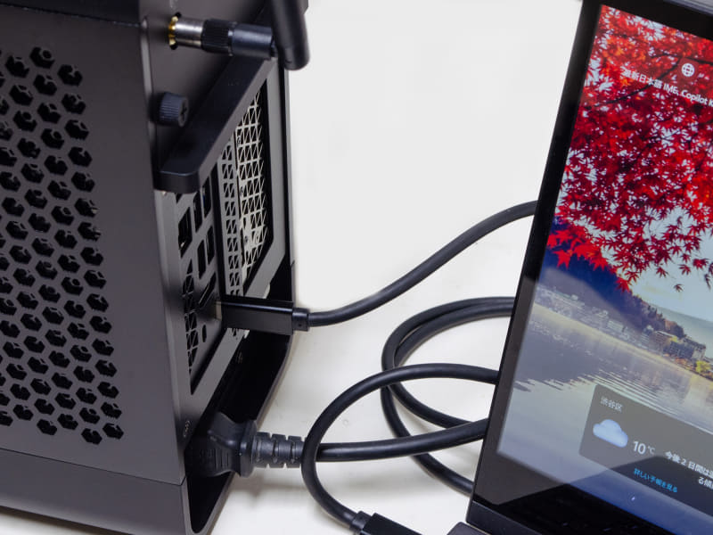 いつものキーボード付きモバイルモニターへ接続。後ろ側にThunderbolt 4があり、Type-Cケーブル1本で接続可能