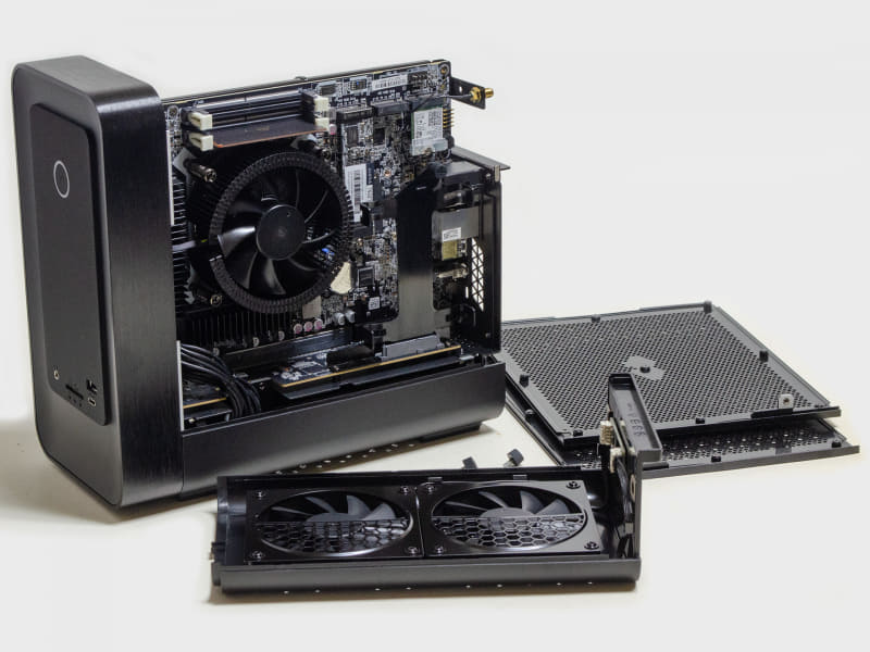 背面の上部にあるネジ2本を外し、上部パネルを後ろへ押すと外れる。その後、左右のパネルをスライドして(必要に応じて)外す