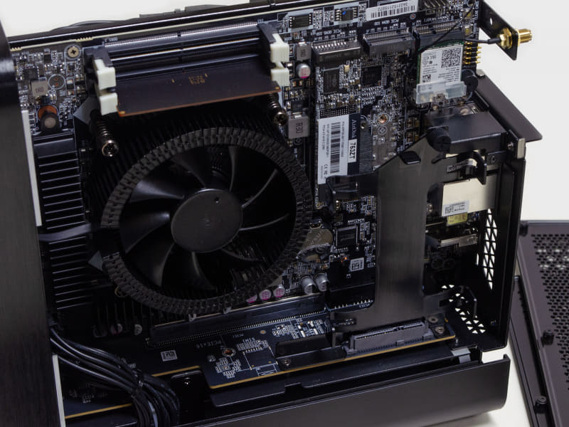 右側がメモリスロット2基とM.2スロット2基