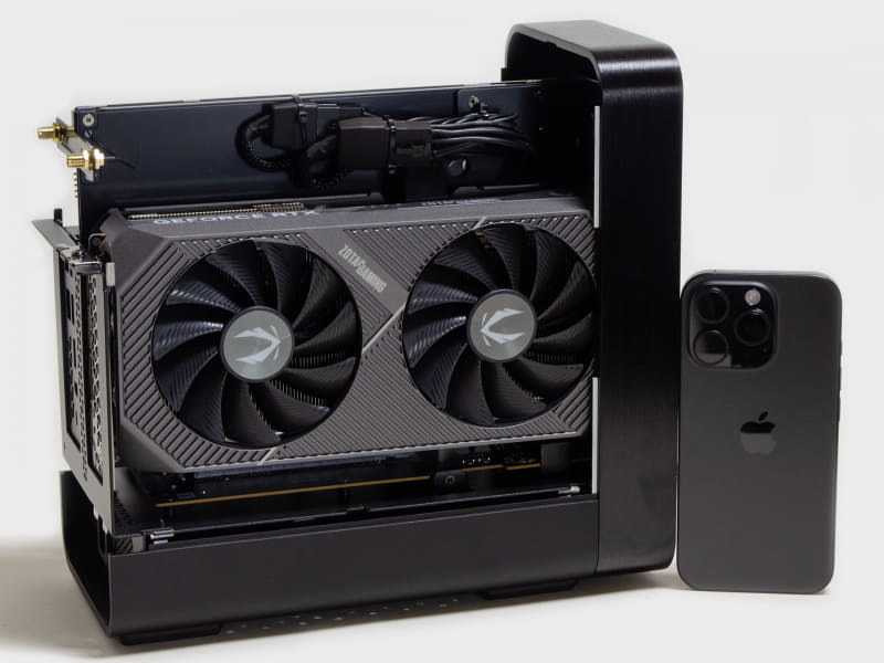 左側はGeForce RTX 5070 Tiのカードがそのまま入っている。iPhone 16 Proとの比較からも分かるように、構成の割にはかなりコンパクト
