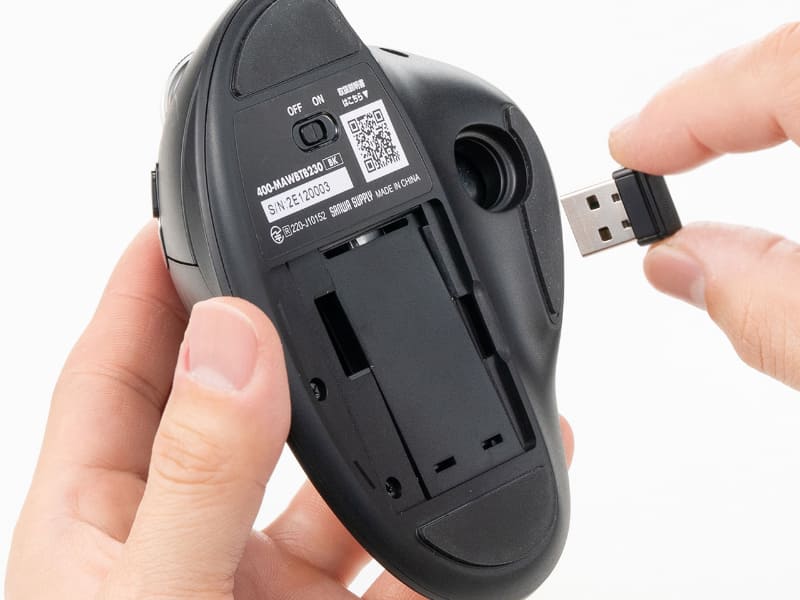 2.4GHz無線用のUSBレシーバーは本体に収納できる