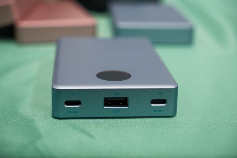 ポートはUSB Type-C 2基、Type-Aが1基