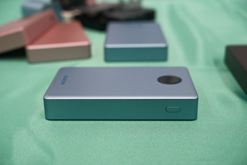 右側面には電源ボタン