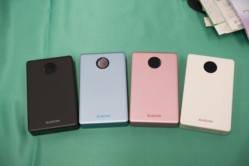 カラーはブラック、ブルー、ピンク、ホワイトの4色