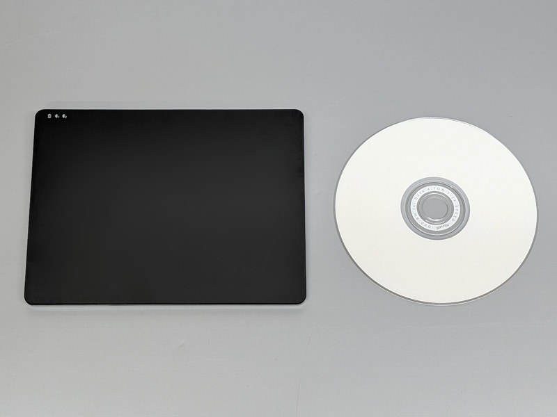 CD(右)とのサイズ比較。かなりのビッグサイズだ。ハガキと比べてもひとまわり大きい