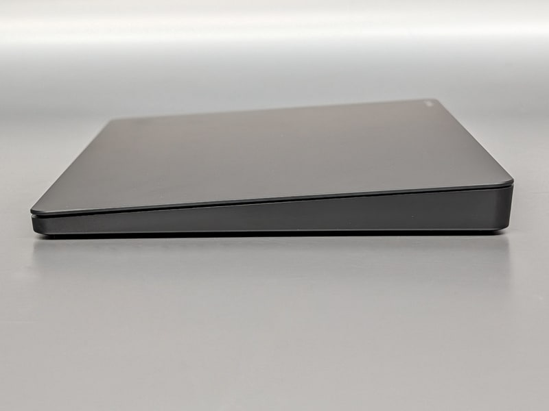 横から見たところ。手前の半分ほどがボタンになっておりクリックできる