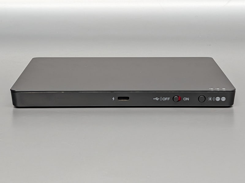 背面はUSBポートのほか、電源をオン・オフするスライドスイッチ、ペアリング先を切り替えるプッシュボタンを備える