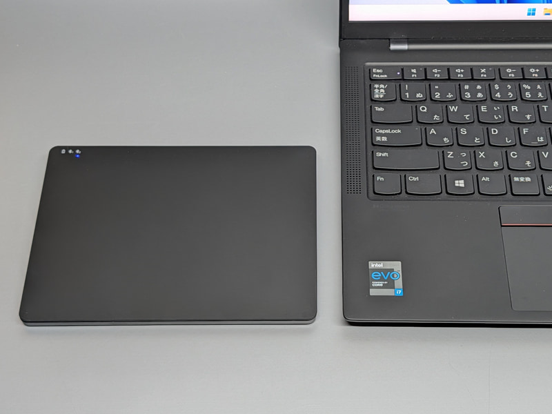 左手用デバイスとしても最適だが、ノートPCの隣に並べてもかなりの存在感がある