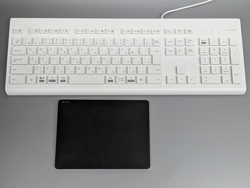 フルキーボードであれば手前に置いたり、また左右分割キーボードであれば間に挟むといった設置方法も考えられる