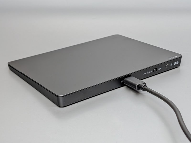 USBは本体内バッテリの充電のほか、有線接続の場合にも利用する