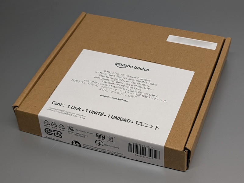 パッケージはAmazonベーシックではおなじみの茶箱だ