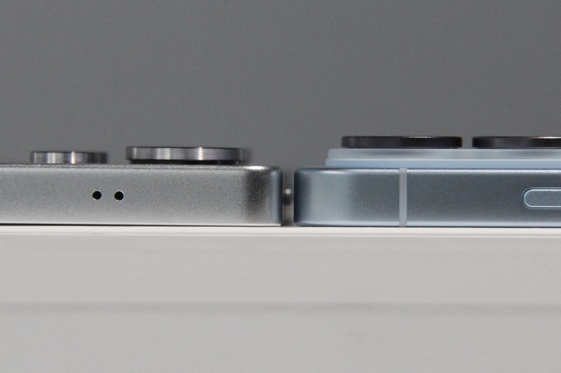 左: Galaxy S25 Ultra、右: Galaxy S26 Ultra。カメラ性能の代償か、レンズは前世代からさらにもう1段でっぱった形となった