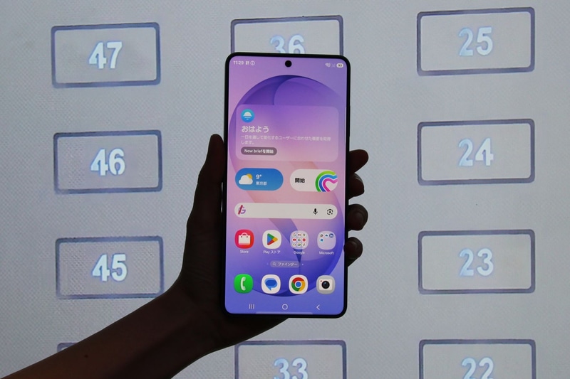 左: プライバシーディスプレイオンで正面から見た状態、右: 斜めから見た状態。覗き込みが困難なレベルで画面が見えなくなっている。