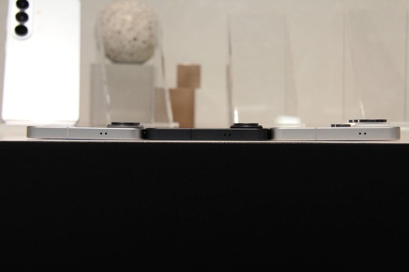左から順に、Galaxy S26、Galaxy S26+、Galaxy S26 Ultra。上位モデルになる程若干ずつ分厚くなる