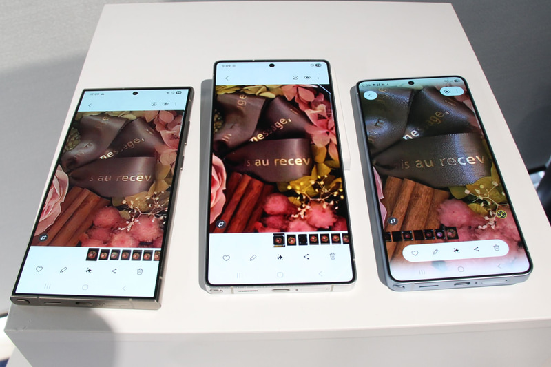 左から順に、Galaxy S24 Ultra、Galaxy S25 Ultra、Galaxy S26 Ultra。それぞれで暗い箱の中のブーケを撮影、その後画像を拡大した状態。Galaxy S26 Ultraではリボンの編み込みまで精細に表現できている