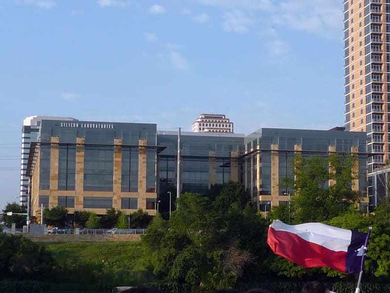 オースチン市内中央を走るコロラド川(というかレディ・バード湖)に立つSilicon Labsの建物。観光船でFirst Street Bridgeという、橋の裏に山ほどコウモリがいることで有名な橋をくぐった直後のスナップ。2012年頃の写真である