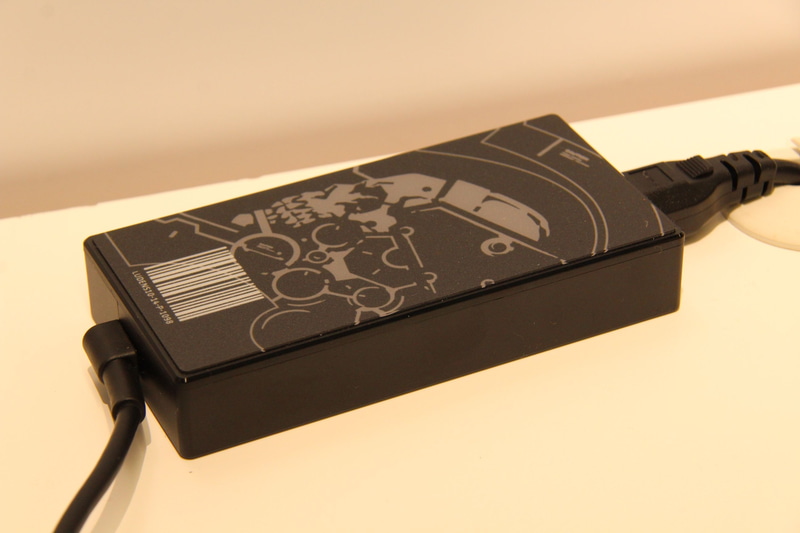 充電アダプタにもコラボデザインが