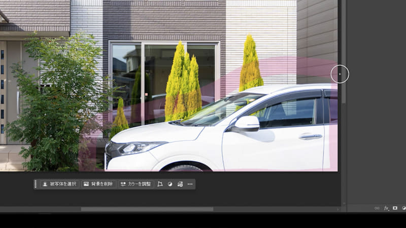車を大きく囲みます。「削除ツール」は「スポット修復ブラシツール」などとは違い、対象を塗りつぶさなくても囲むだけで囲まれた中も塗りつぶして処理をすることができます