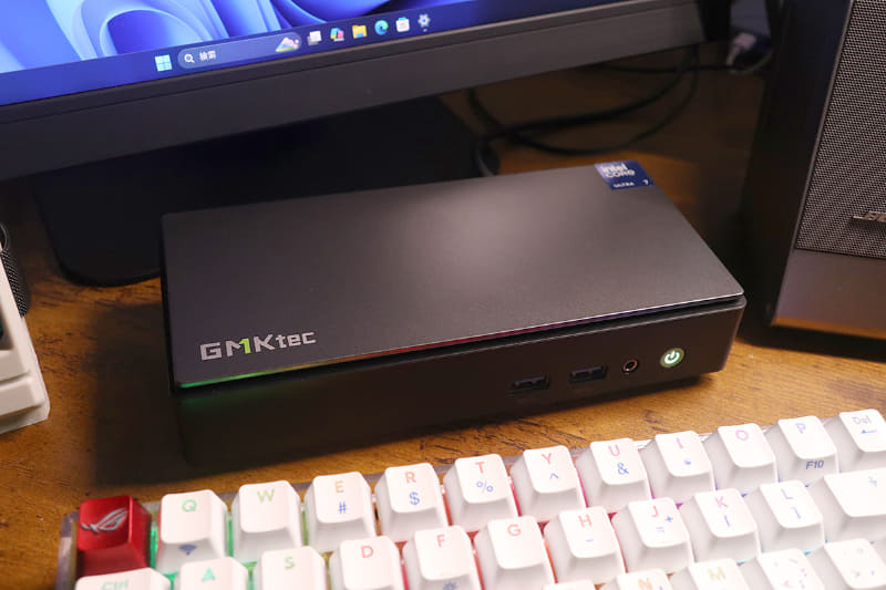 キーボードとモニターの間にスッと収まる