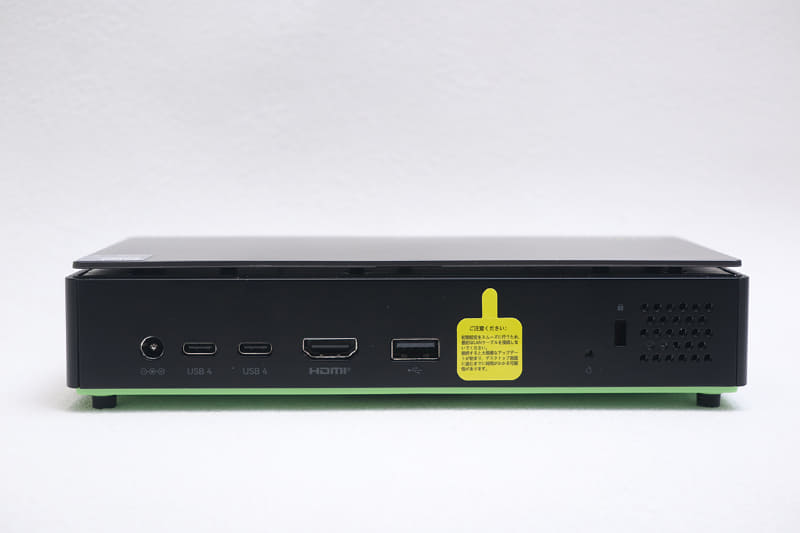 背面はUSB4 2基、USB 2.0、HDMI 2.1出力、5Gigabit Ethernetを装備