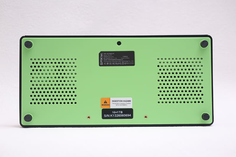 本体底面。ちなみにネジ1本で内部アクセス可能だが、技適がどうやら本体に適用されているようで断念