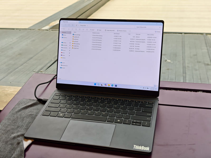 ぱっと見は何の変哲もないクラムシェル型のThinkBookに見えるが……、